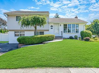 1 Flint Ln, Jericho, NY 11753