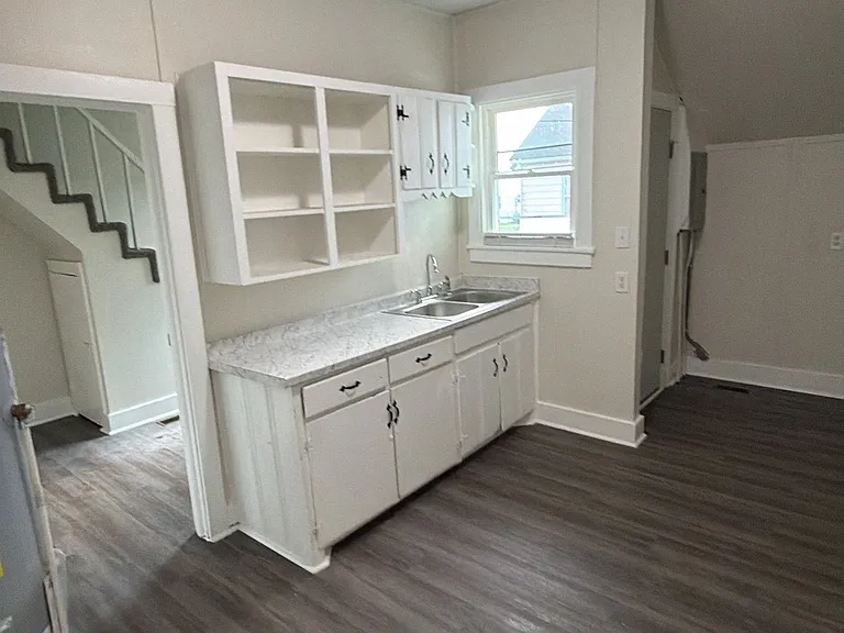 1108 Elliston St — Photo 2