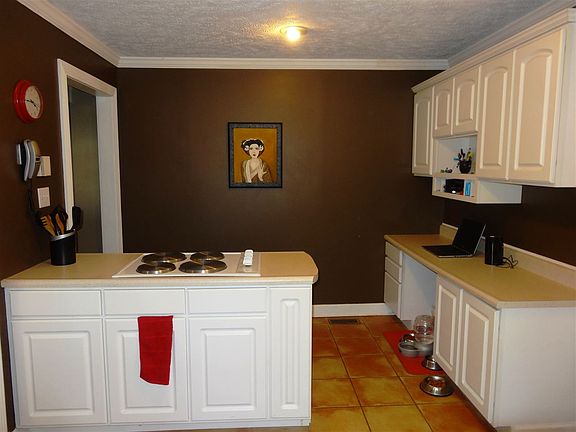 2nd image of 428 E Hillcrest Dr