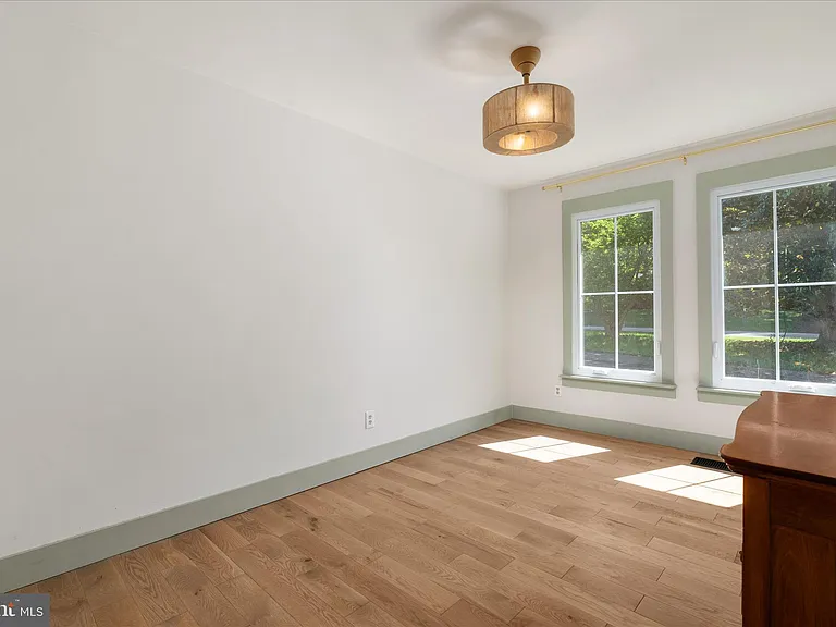 210 S Hughes St — Photo 12