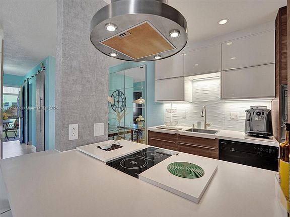 5th image of 17001 NE 13th Ave APT 105