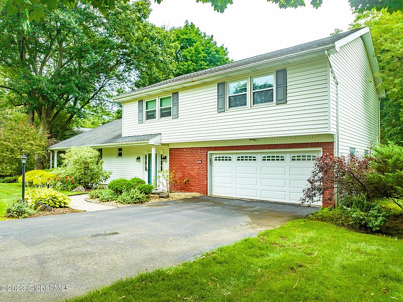 3rd image of 842 Worcester Drive