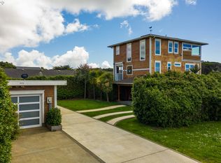 995 7th St SW, Bandon, OR 97411