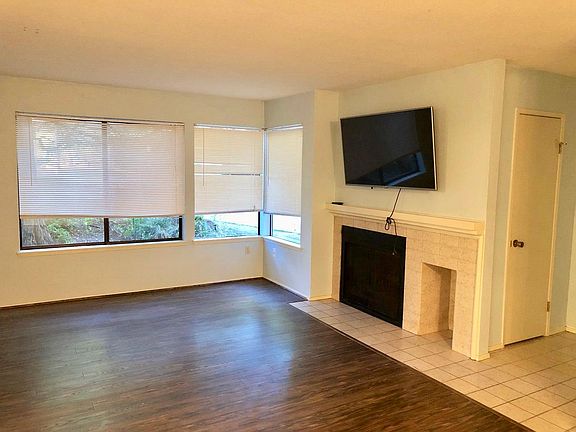 2nd image of 1354 Bellevue Way NE APT 5