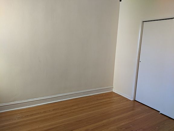 5th image of 6140 N Rockwell St #2B