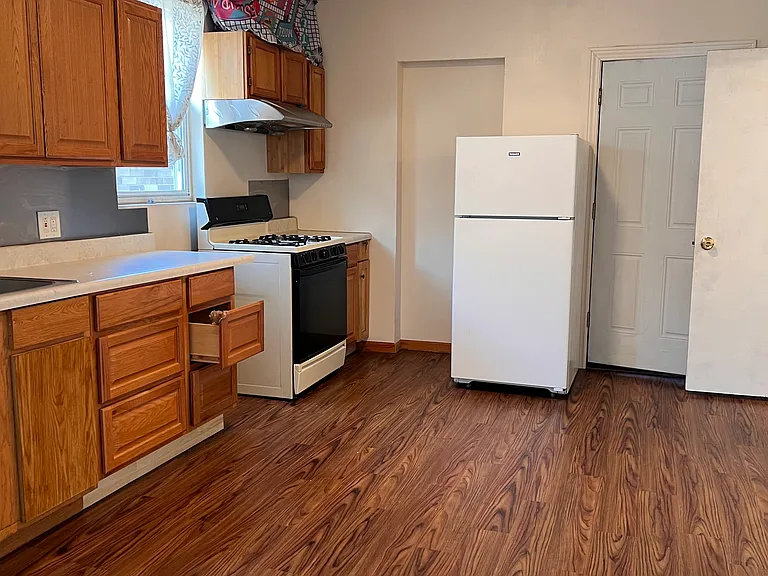 224 W 24th Pl #2F — Photo 17