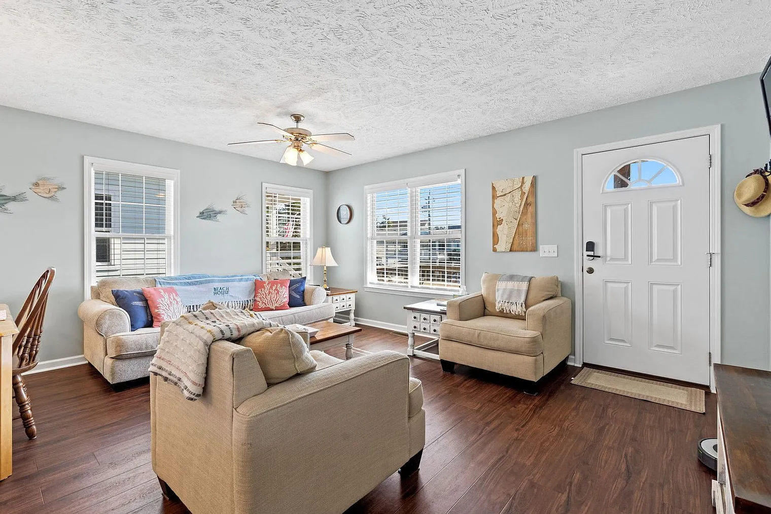 3 bed, 3.0 bath, 1356 sqft, $5,033 — Photo 3