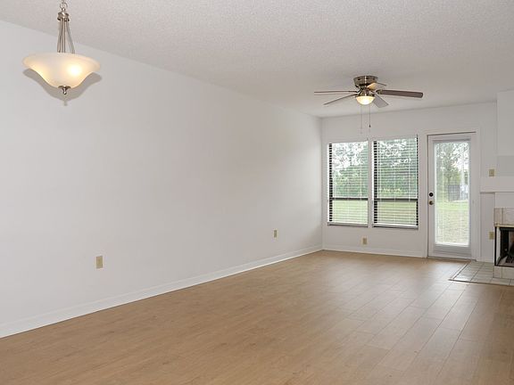 3rd image of 2210 Stonington Ave