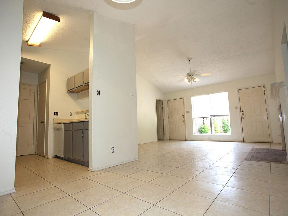 Living room, vaulted ceiling