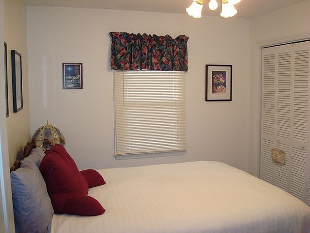 2nd image of 900 Oakwood Cres