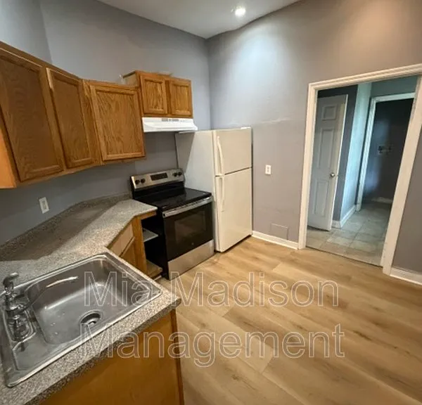 723 W 42nd St #B — Photo 8