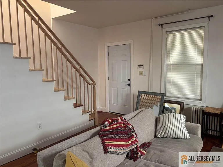347 David St — Photo 2