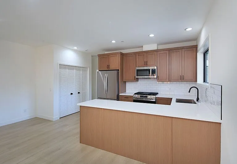 2121-2123 Glenada Ave #2121 — Photo 9
