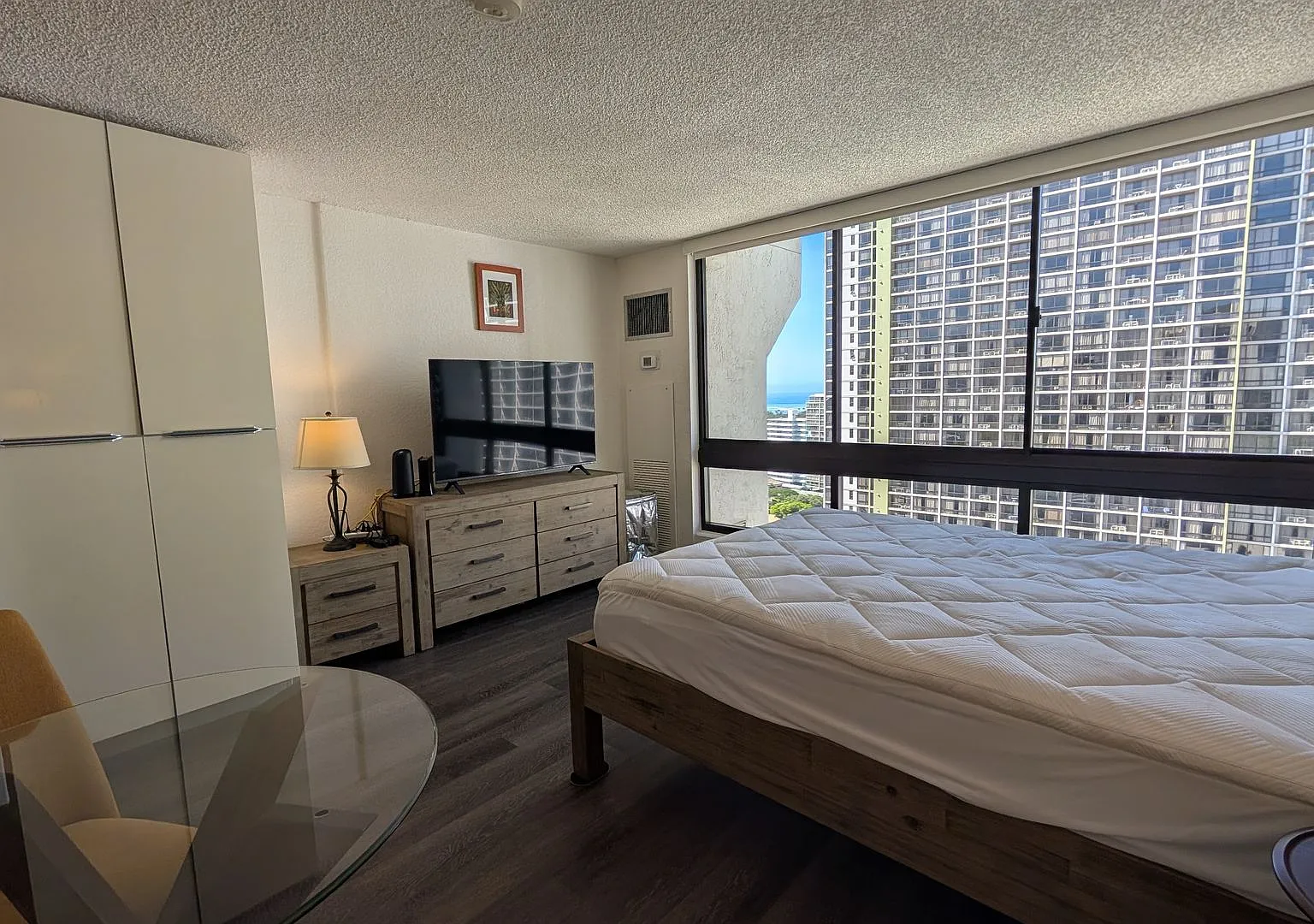 Fully furnished studio at Liliokalani Gardens with sweeping ocean views — Photo 2