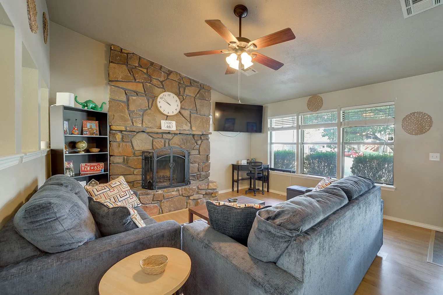 2 bed, 1.0 bath, 1033 sqft, $2,774 — Photo 4