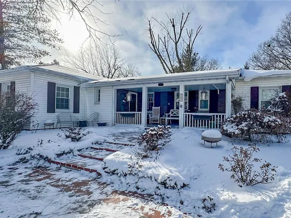 909 S Hamilton St, Sullivan, IL 61951