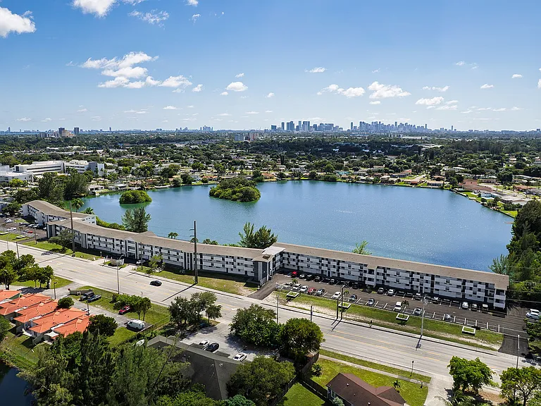 12-web-or-mls-LakeShore_Presidential_DJI_0207