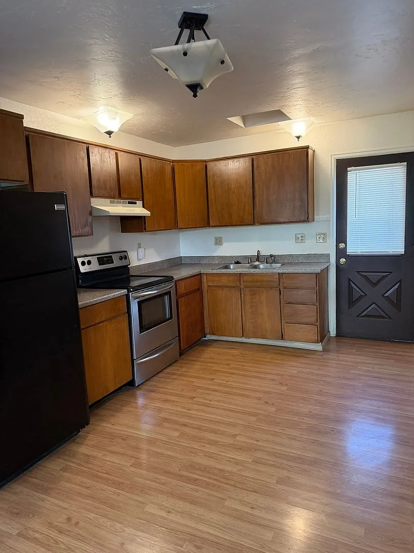165 N Cherry St — Photo 4