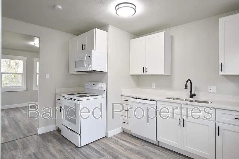 2 bed, 1.0 bath, 670 sqft, $1,395 — Photo 2