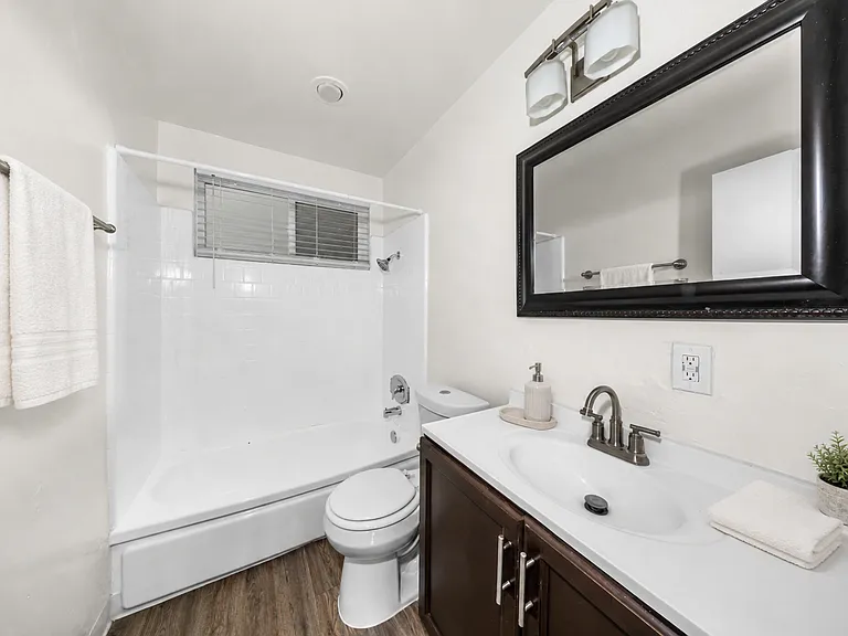 405 W 10th St — Photo 10