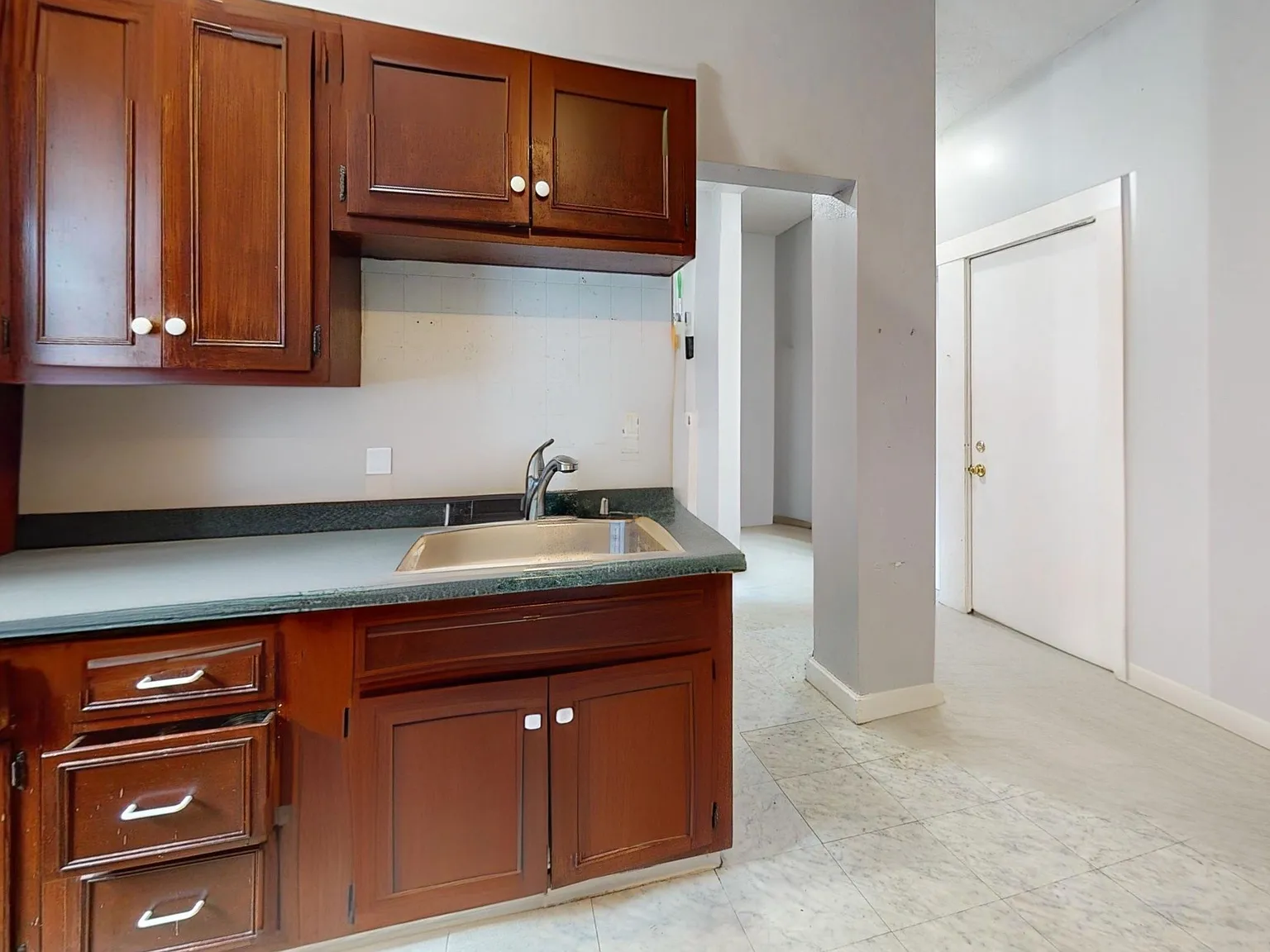 3 bed, 900 sqft, $2,700 — Photo 4