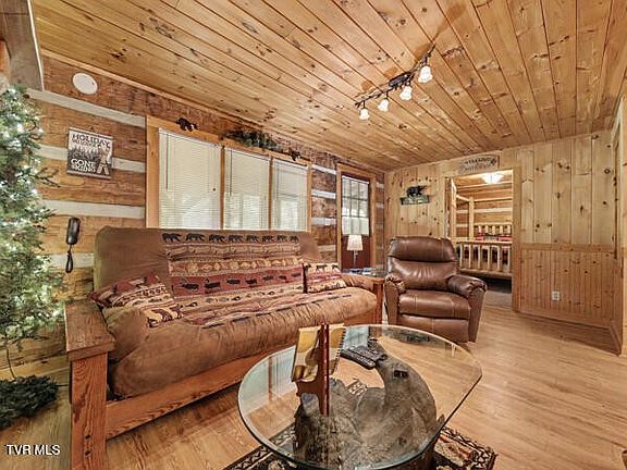 3rd image of 2208 Lake View Ln
