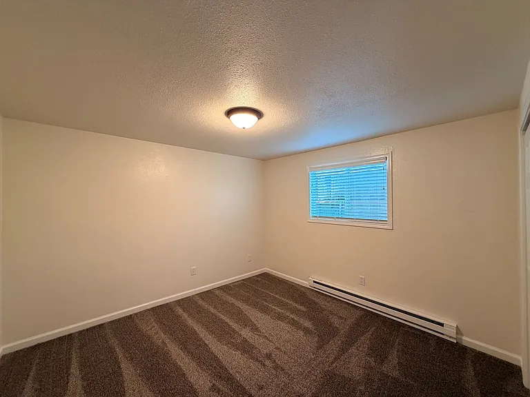 410 SE Park St — Photo 4