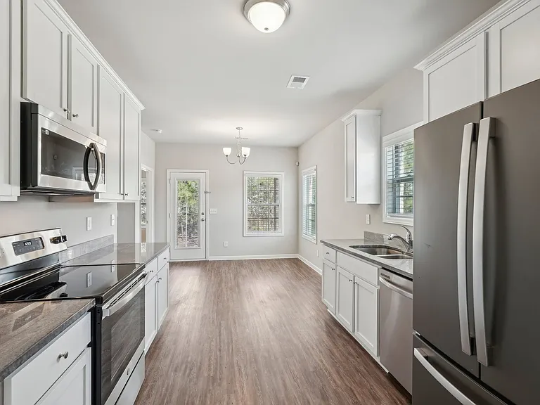 College Manor — Photo 19