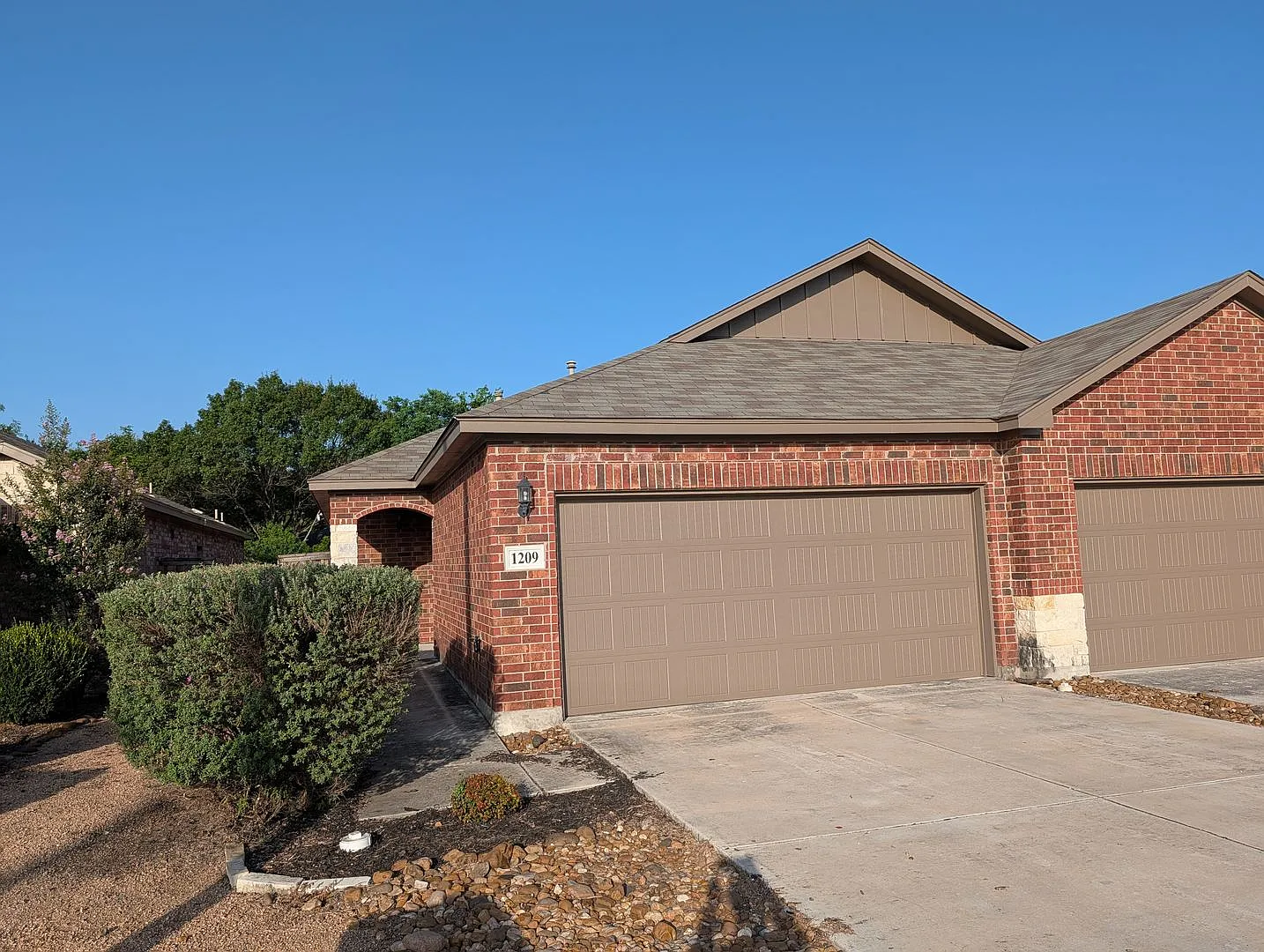 Less than 1 Mile to Gruene / Fridge Included/No Carpet / Gas Cooking / Covered Patio / CISD — Photo 3