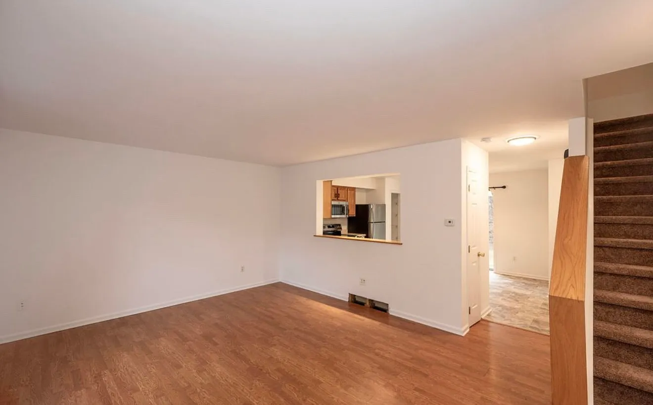 33 Cambridge Dr — Photo 3