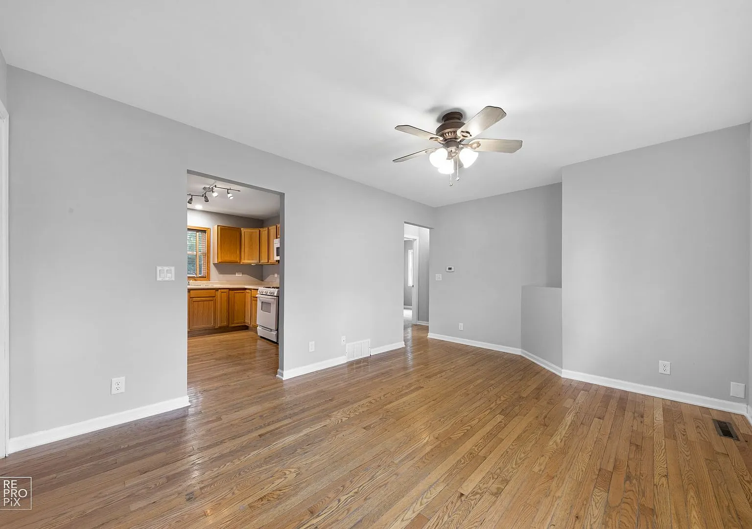2 Bedroom 1 Bath with LARGE Oversized 2 Car Garage in Wonder Lake! — Photo 2