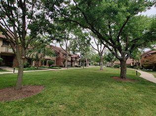 21 Kyle Ct, Willowbrook, IL 60527