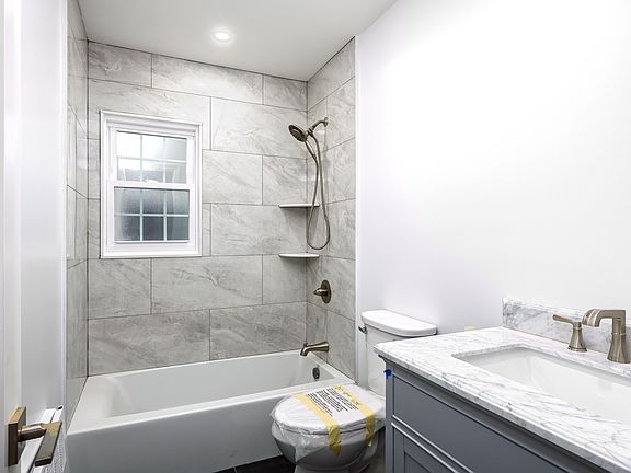 5th image of 465 Washington Blvd Floor 1