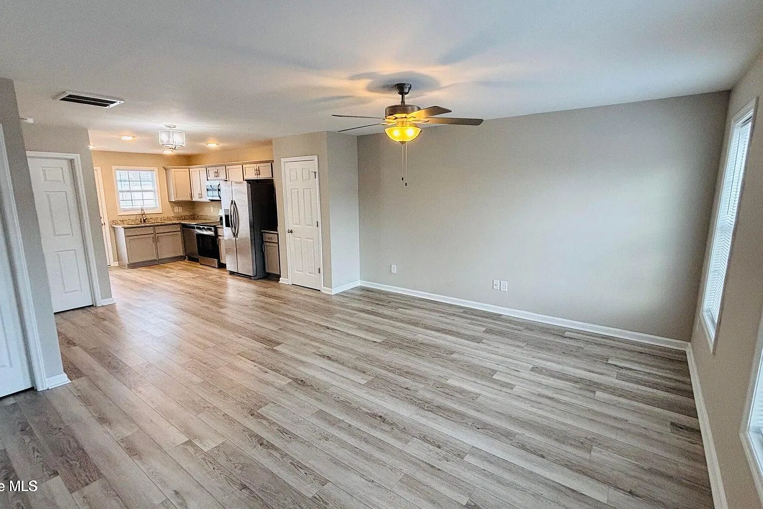 3 bed, 2.5 bath, 1338 sqft, $1,650 — Photo 2