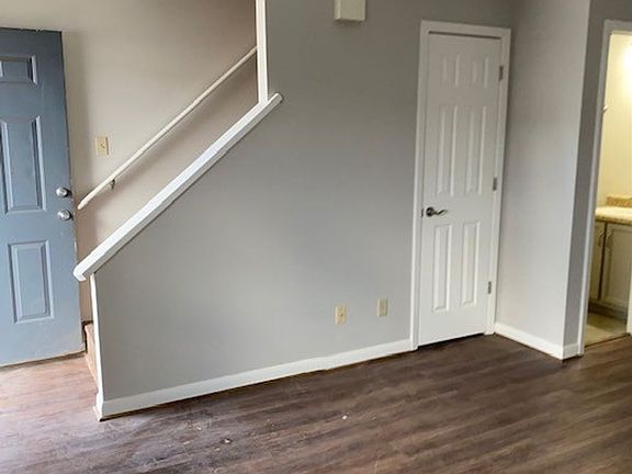4th image of 20 Carriage Ln #1-8