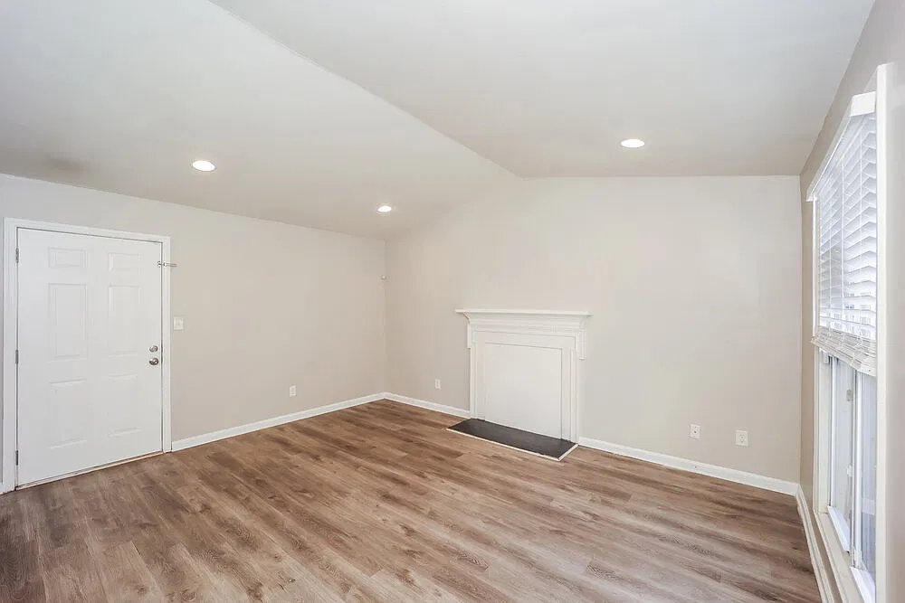 3 bed, 2.0 bath, 1432 sqft, $2,360 — Photo 4