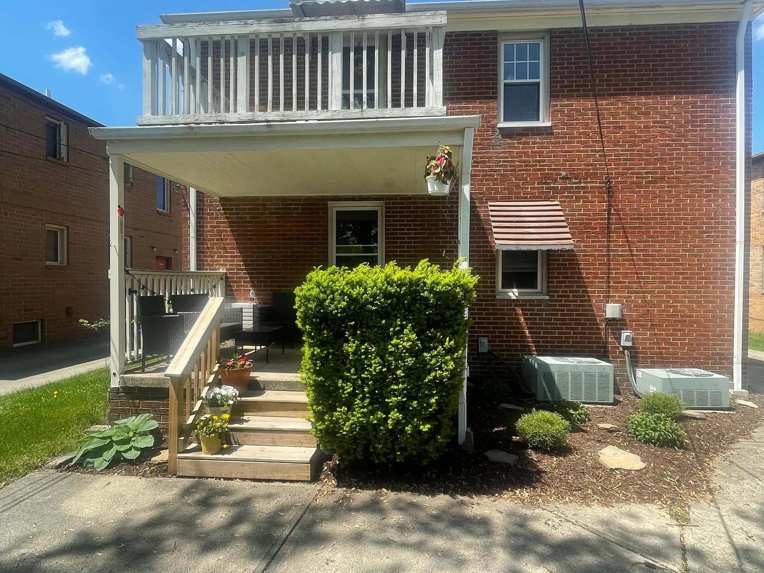 7457 Pearl Rd — Photo 2