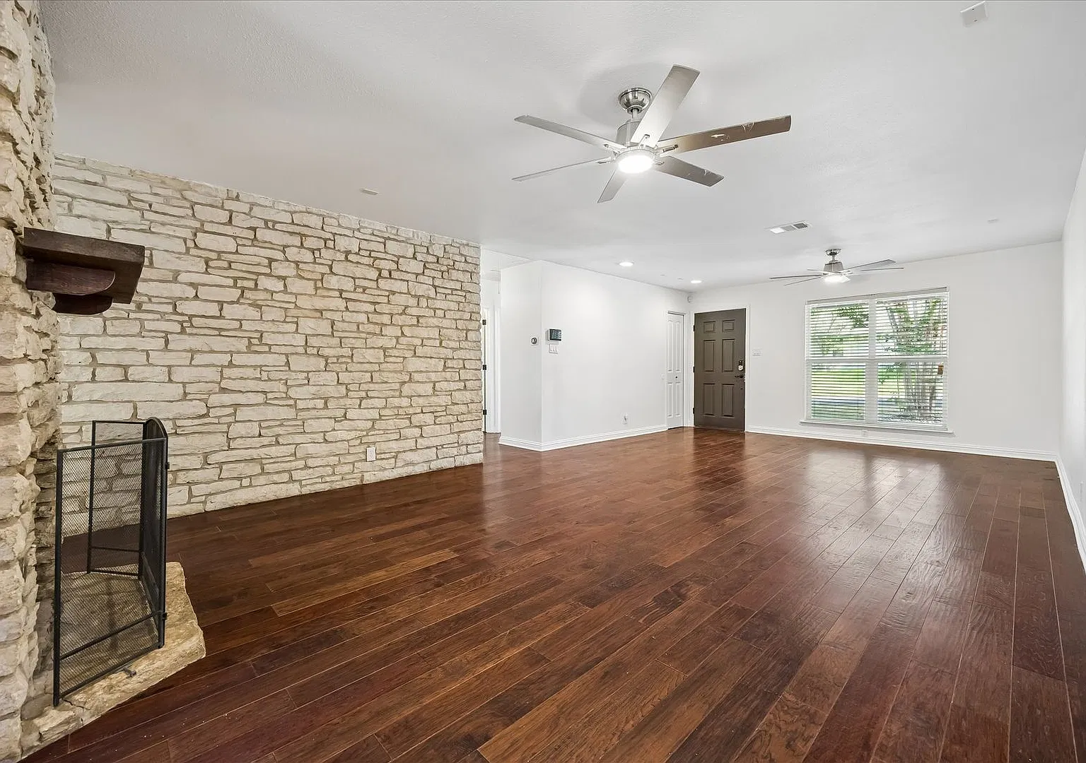 Beautiful 3/2 Bedroom House in University Hills - Available NOW — Photo 2