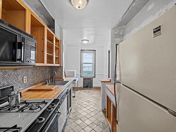 4th image of 286 Corbin Pl APT 1D