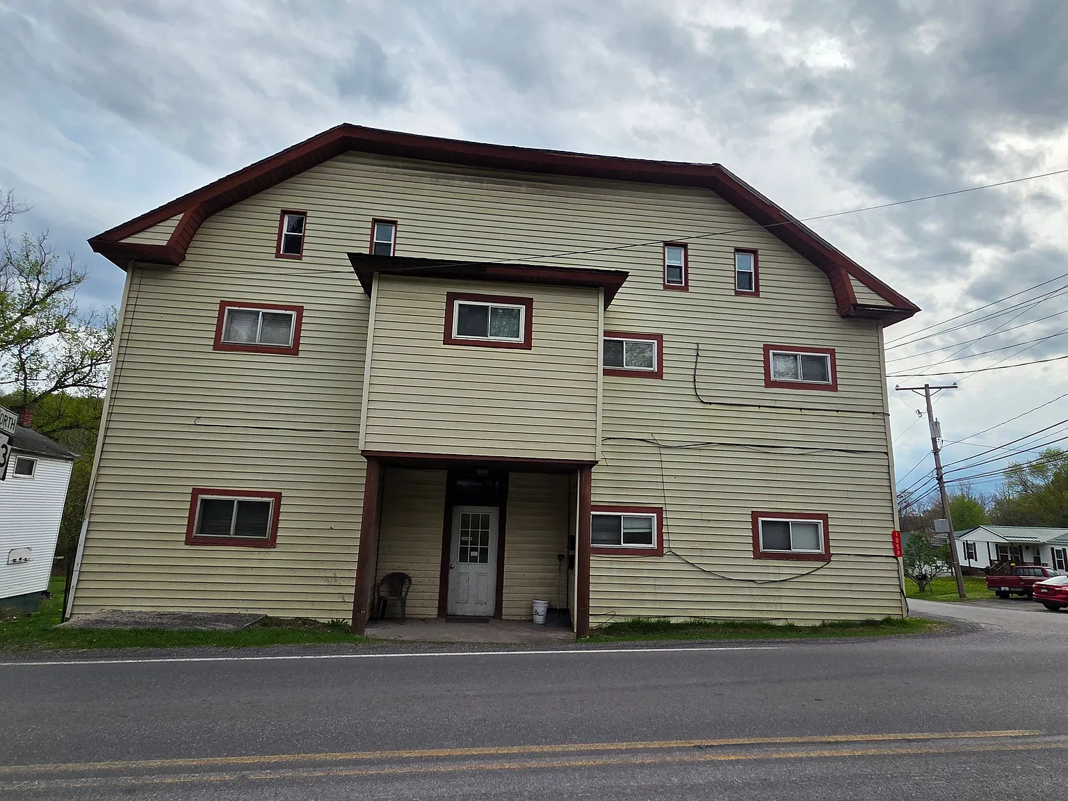 1059 W Hannah St — Photo 1