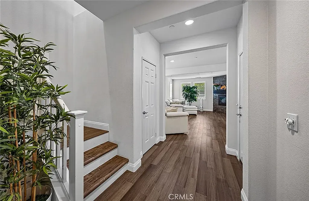 3 bed, 2.5 bath, 2348 sqft, $3,100 — Photo 3