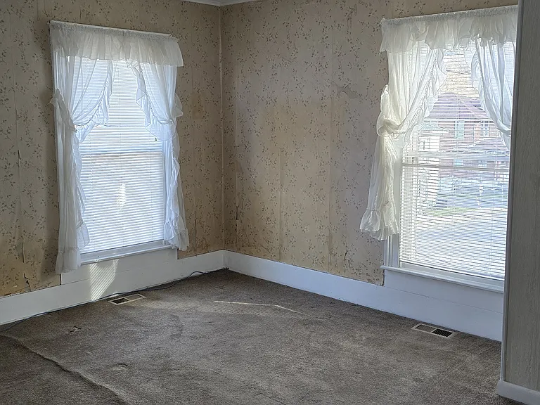 213 Roxbury St — Photo 10