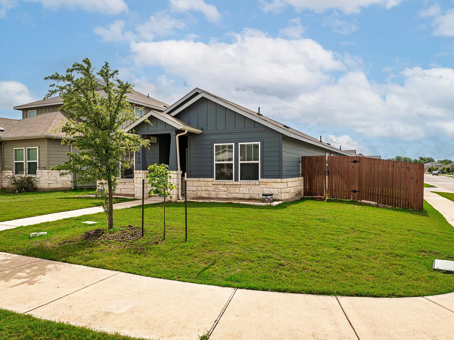 3 bed, 2.0 bath, 1469 sqft, $2,000 — Photo 2