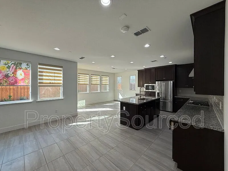 3 bed, 2.5 bath, 1777 sqft, $2,950 — Photo 4