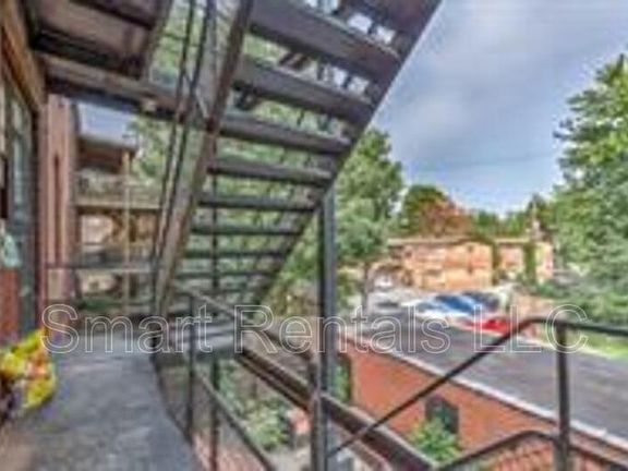 5th image of 1722 Waverly Pl #B1