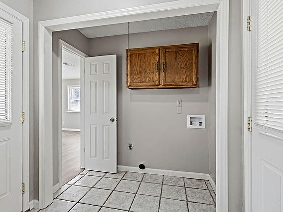 3rd image of 3765 Oakhurst Ave