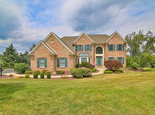 1723 Creek View Dr, Fogelsville, PA 18051
