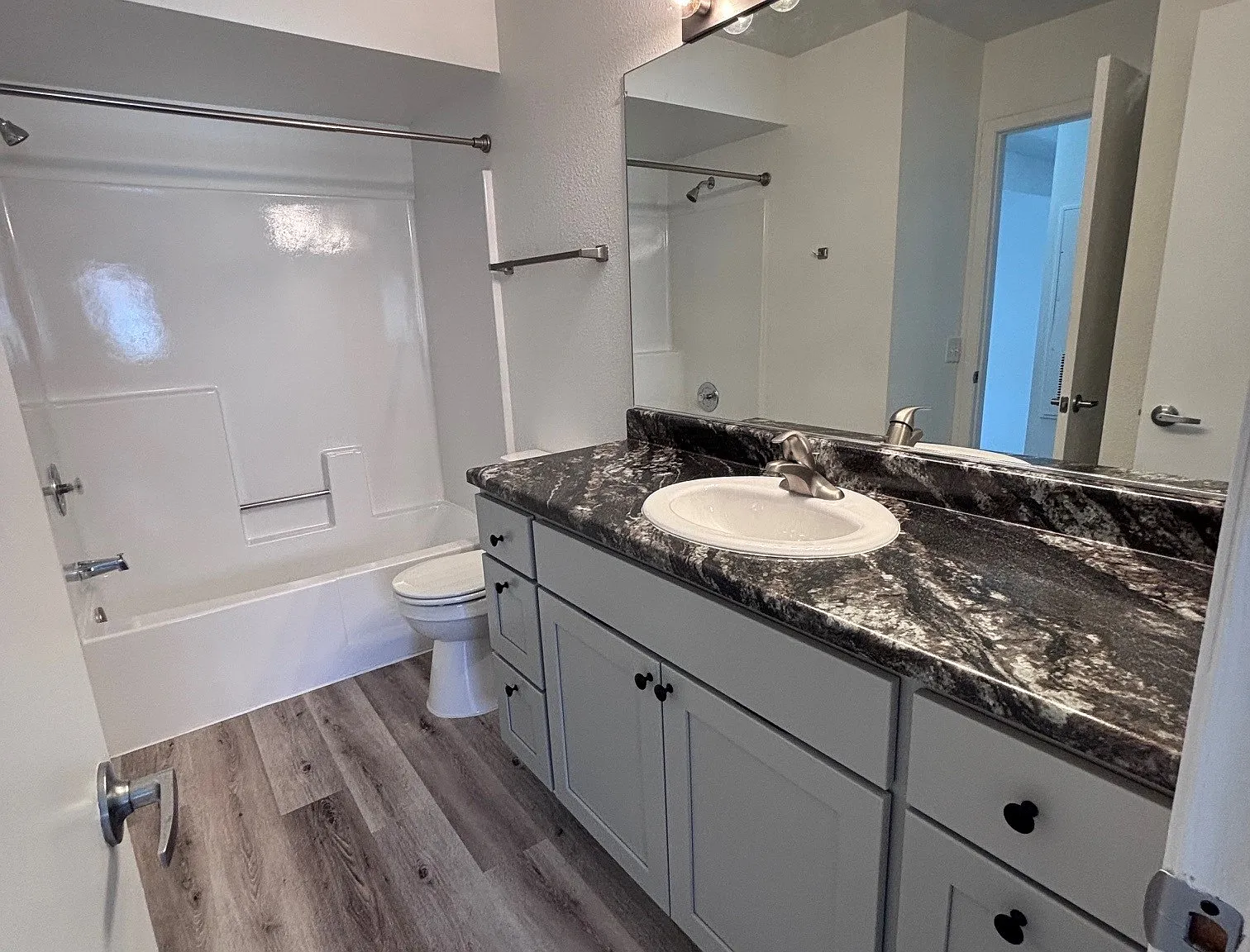 2 bed, 1.5 bath, 980 sqft, $1,634 — Photo 1