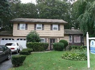 20 Woodstock Dr, Wheatley Heights, NY 11798