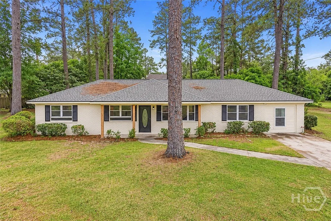 3 bed, 2.0 bath, 1825 sqft, $2,300 — Photo 2